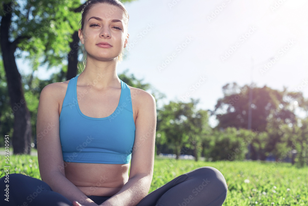 女孩在绿草上摆莲花姿势冥想