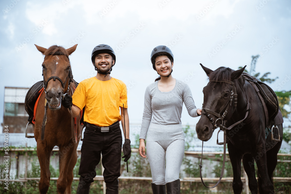 两名马术运动员骑马开始户外训练