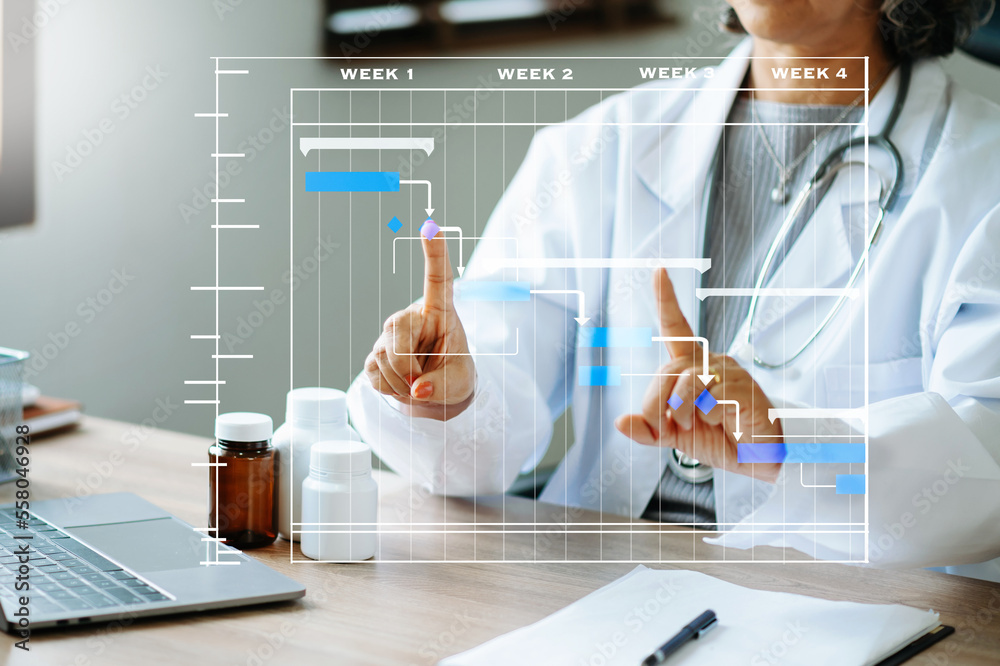 项目经理在医院用甘特图调度图工作和更新任务。成功sm