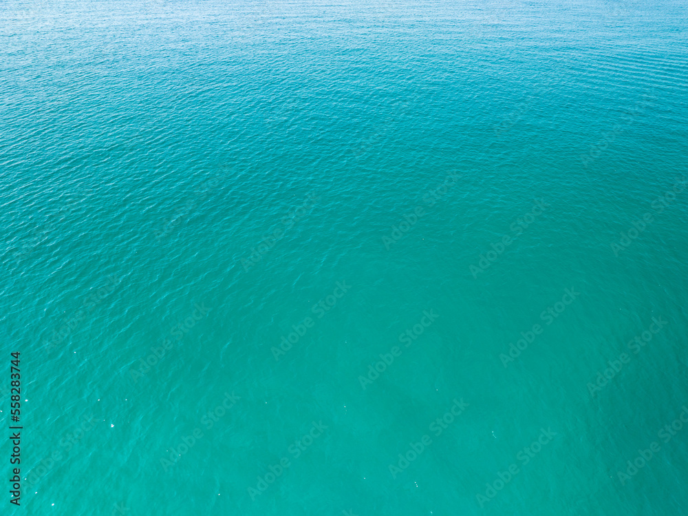 海面鸟瞰图，蓝色波浪和水面纹理的鸟瞰图，绿松石海巴