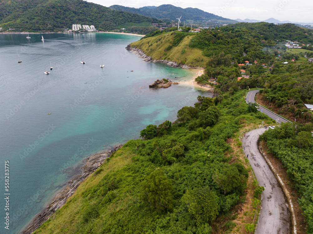 美丽的泰国普吉岛热带海洋的壮丽海景。旅行