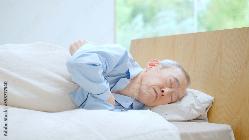 ベッドで睡眠中の高齢者