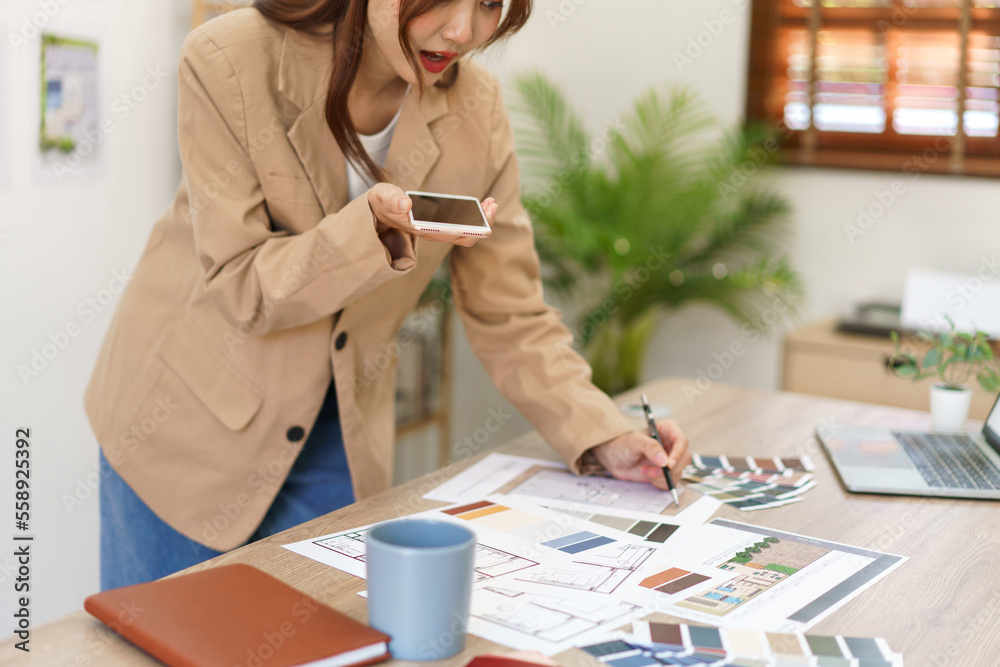 建筑理念，女建筑师在智能手机上与客户谈论房屋内部设计