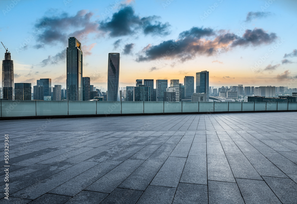 浙江省宁波市日落时分的空旷广场和现代城市天际线