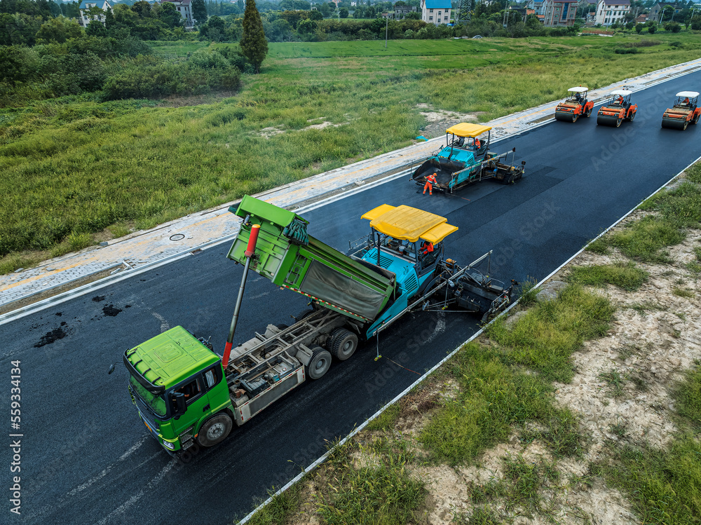 施工现场鸟瞰图正在铺设新的沥青路面。公路施工现场场景。