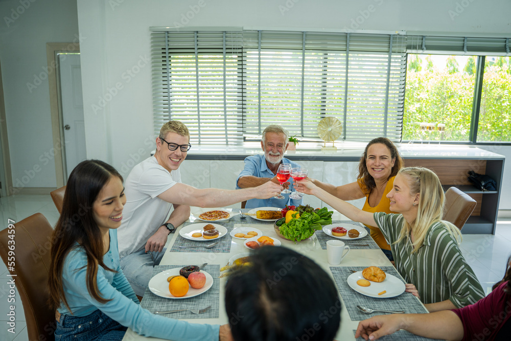 父亲的家庭生日聚会，家人在室内庆祝祖父的生日，接受聚会