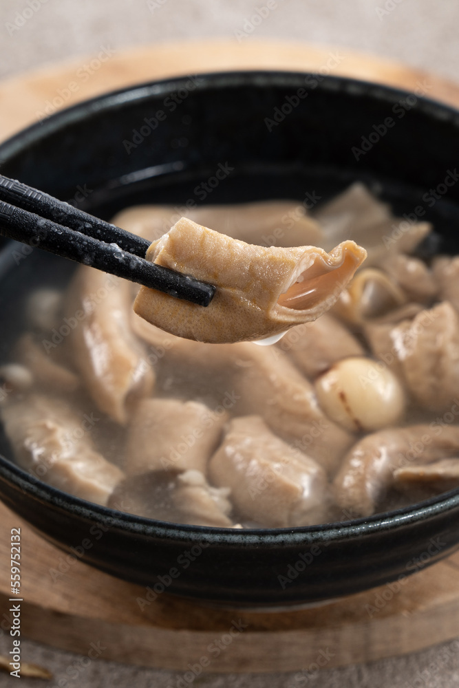 四补汤。美味的中草药风味食物。