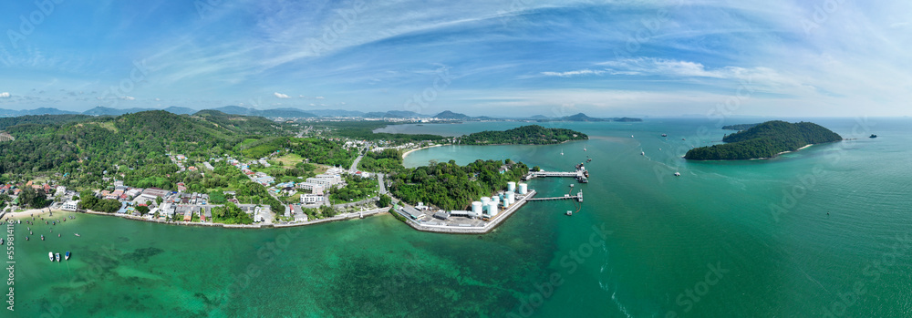 美丽的泰国普吉岛，令人惊叹的海滨全景，热带海洋的鸟瞰图，