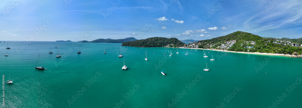 美丽的泰国普吉岛，令人惊叹的海滨全景，热带海洋的鸟瞰图，