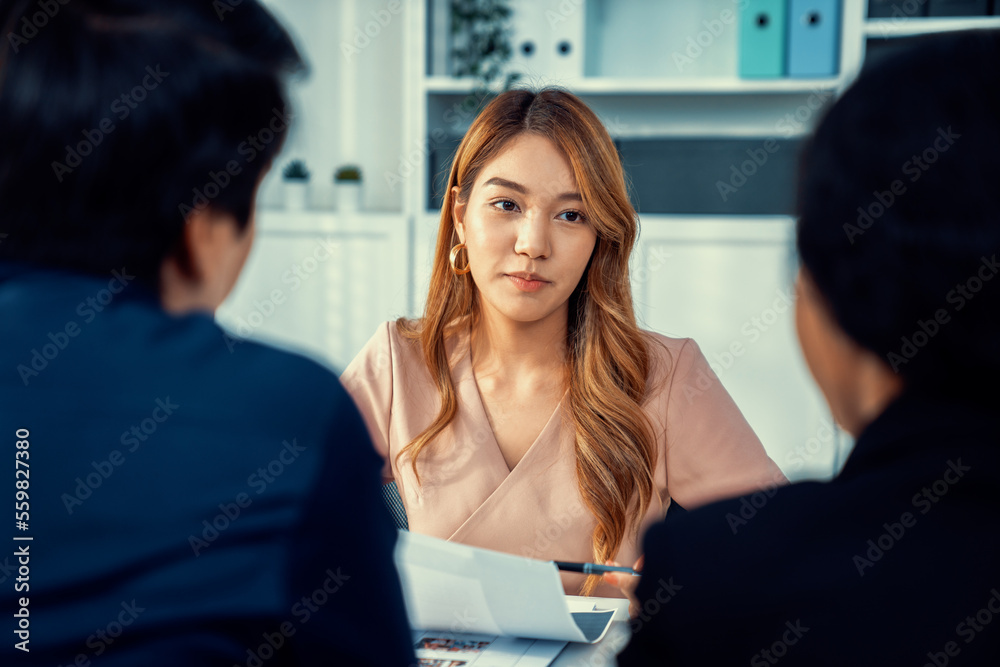 一位年轻的亚洲女性候选人试图通过能力给面试官留下深刻印象。国际合作