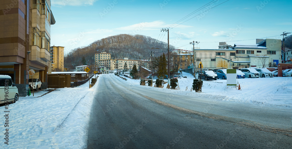 空旷的道路，美丽的冬季小镇