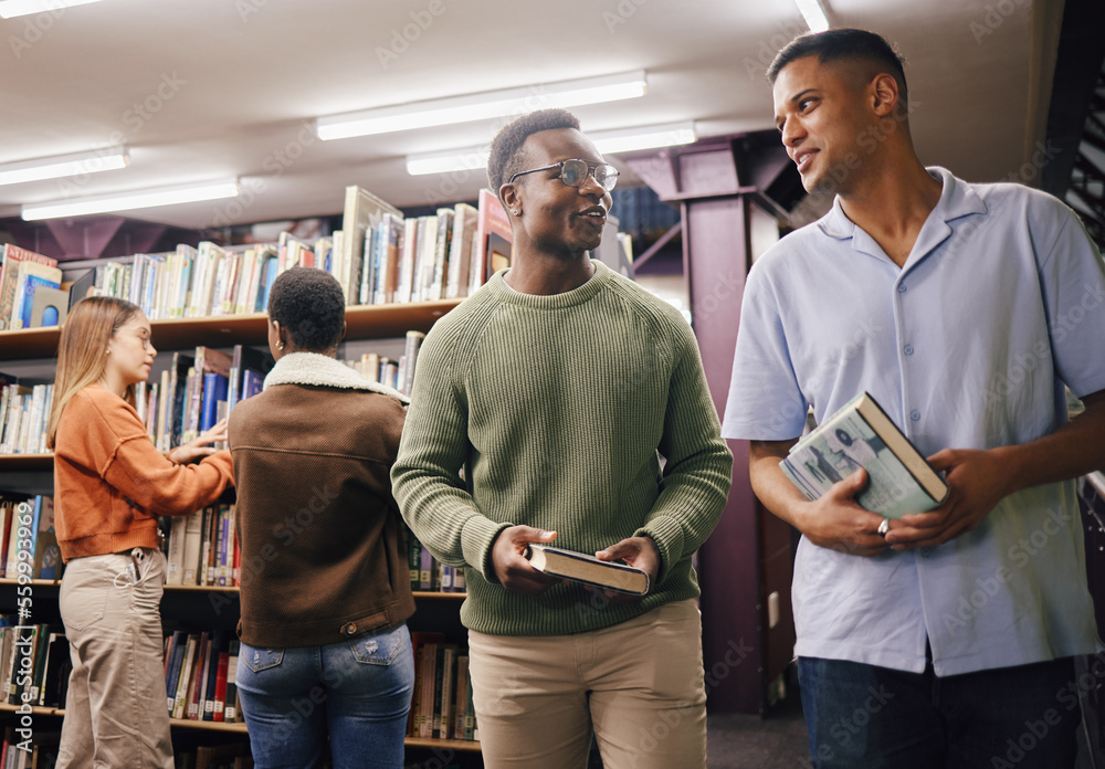 教育、学生或朋友在大学、学院或学校的图书馆学习、交谈或研究