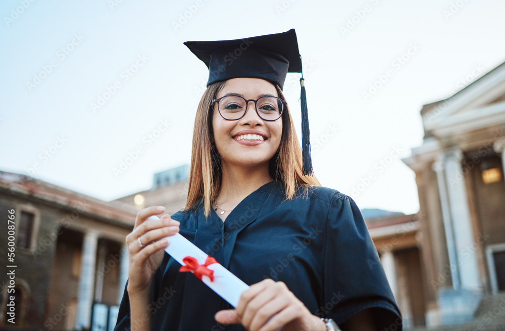 毕业时与一名持有文凭或证书的女学生在户外合影、毕业和学习