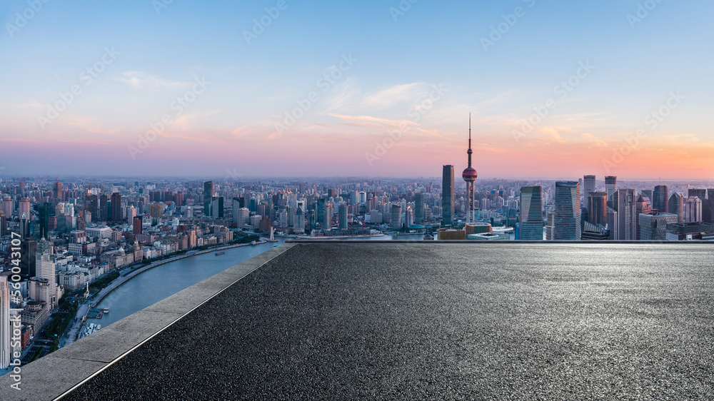 中国上海日出时的柏油路和城市天际线，以及现代化的建筑。