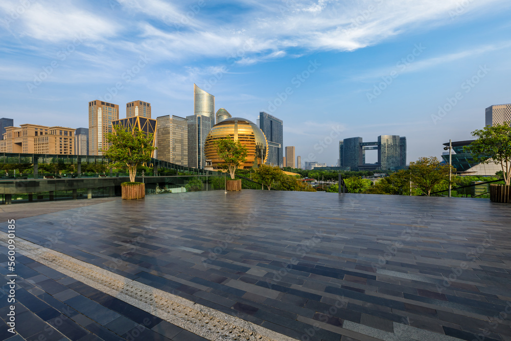 中国杭州，空荡荡的楼层和现代建筑的城市天际线。