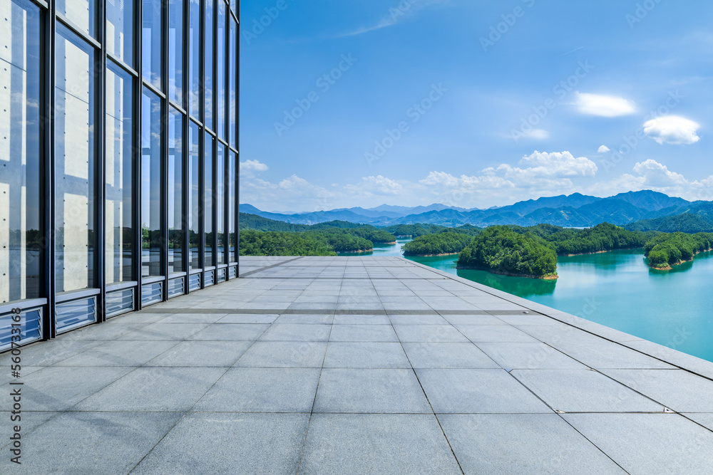 空旷的方形地板和以山为背景的玻璃墙