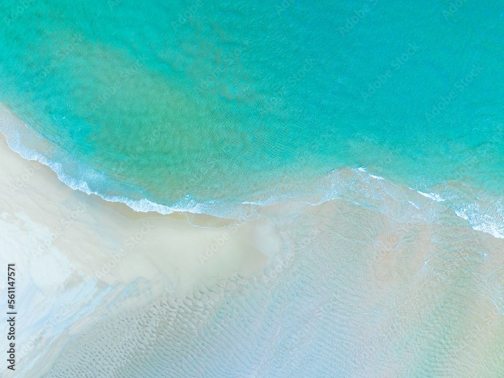 海面鸟瞰图，海浪和水面纹理的鸟瞰图，绿松石海背景