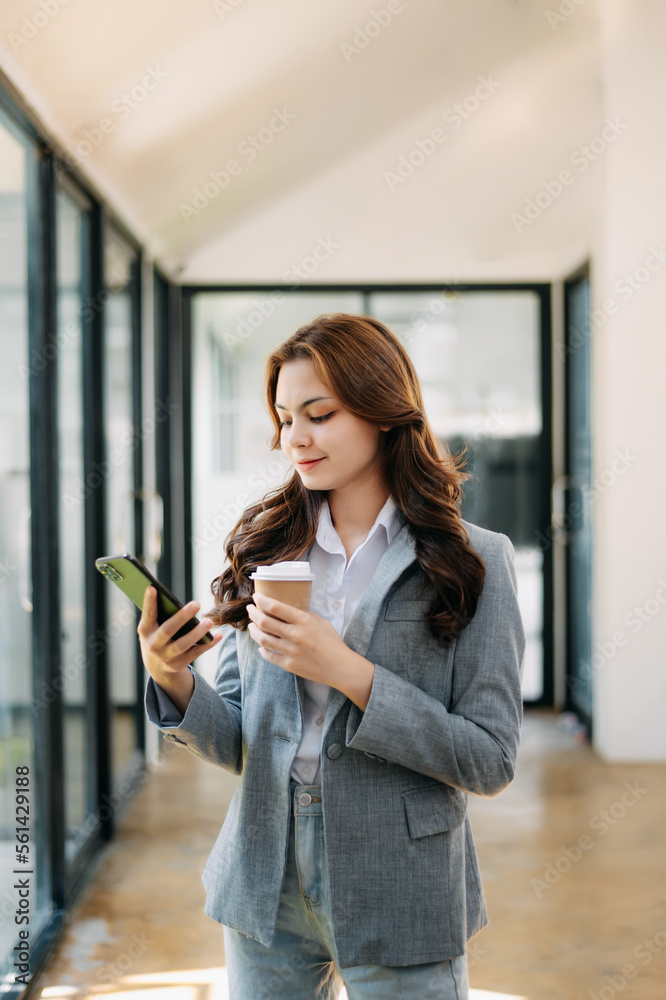 职场女性概念——一位女性经理参加视频会议并拿着平板电脑、smatrphone an