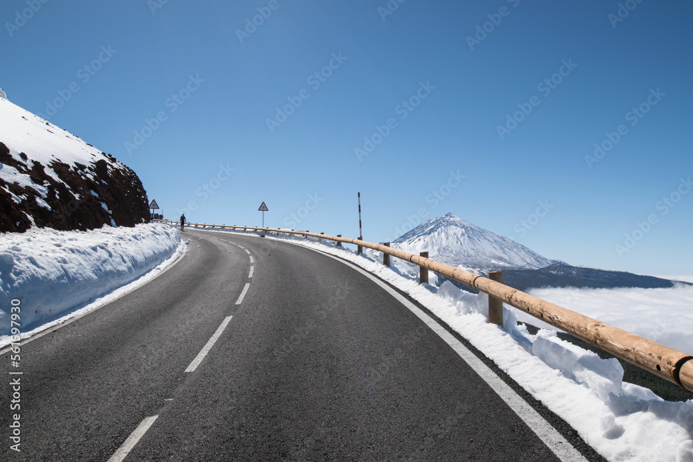 Carretera que lleva al paraíso, con el Teide nevado