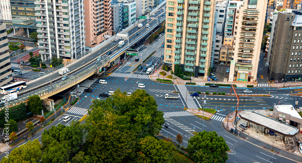 穿越日本东京南部的摩天大楼和高速公路