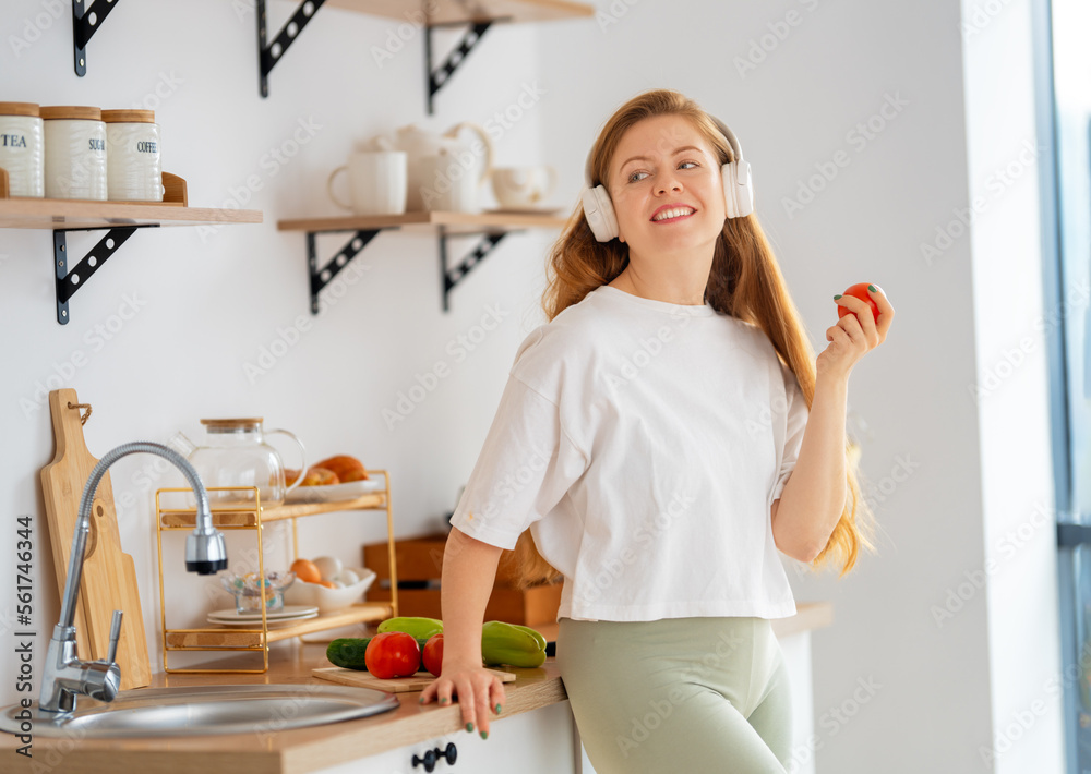 女人正在准备合适的饭菜