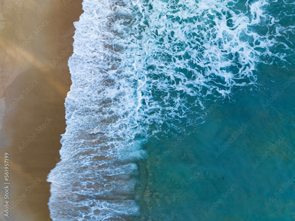 海面鸟瞰图，海浪和水面纹理的鸟瞰图，绿松石海背景