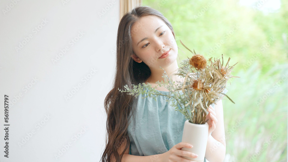 ドライフラワーを持つ女性