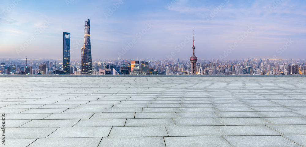 中国上海，空荡荡的广场层和现代建筑的城市天际线。高角度视野。