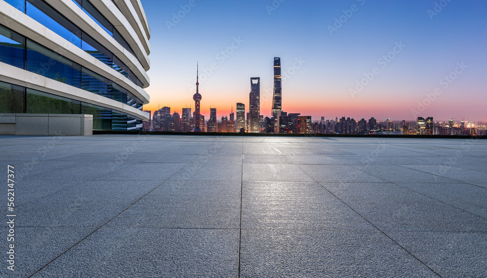 中国上海，空荡荡的广场层和现代建筑的城市天际线。高角度视野。