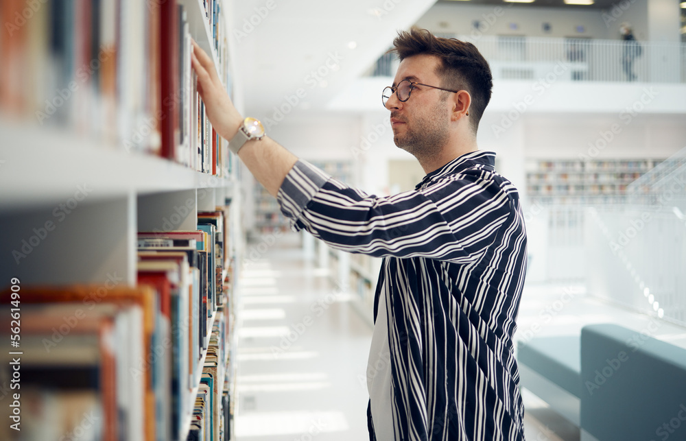 图书馆书架，选择和教育学生搜索历史书籍进行研究，大学