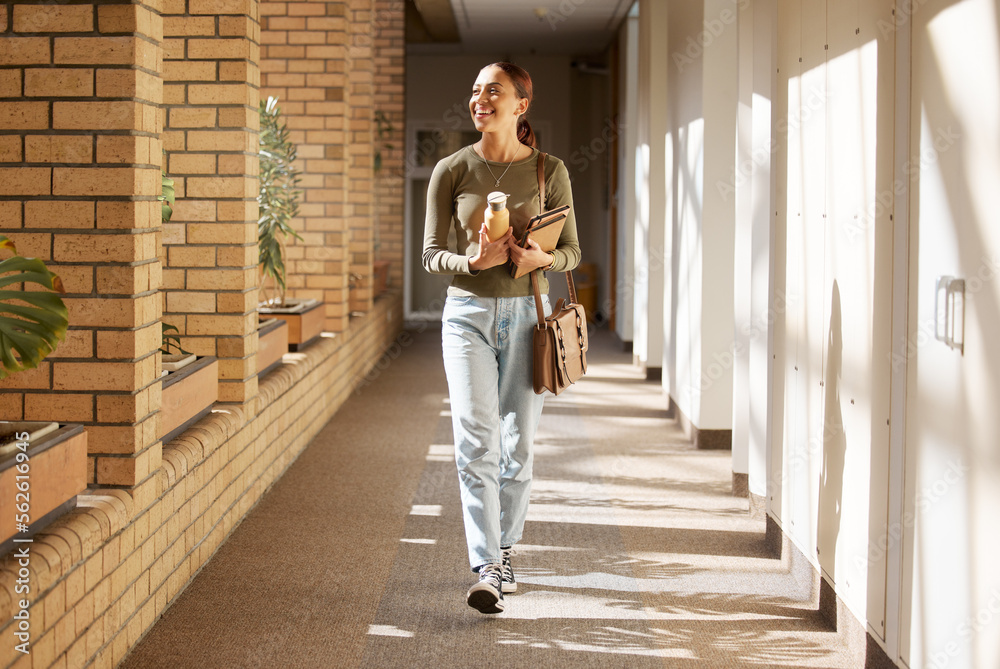 女人、学生和大学走廊上有一个人正准备学习和学习。微笑，上校