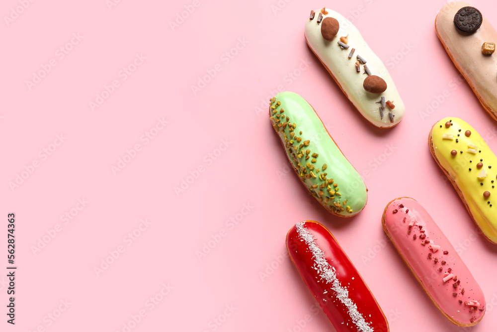 许多美味的粉红色背景上釉的eclairs