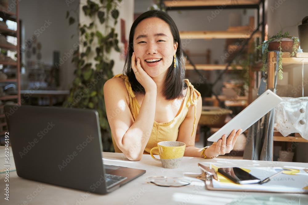 Happy，research and tablet with image of asian women in startup for management，planning and stra快乐、研究