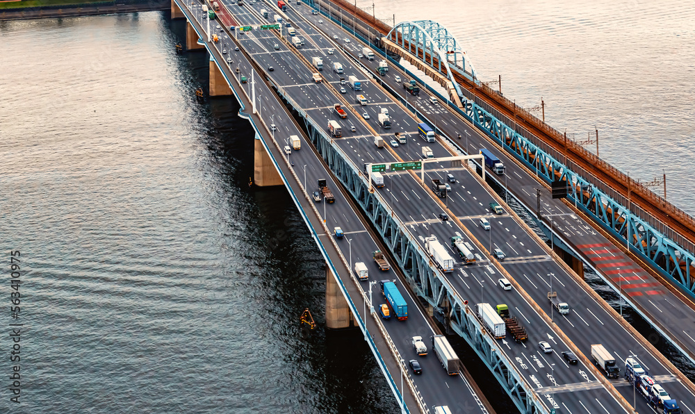 日本东京高速公路大桥鸟瞰图