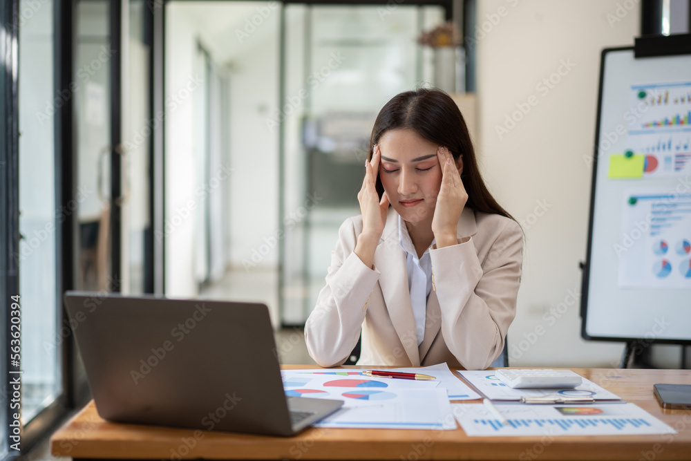 亚洲商业女性在面对困难和艰苦的工作时感到工作压力感到头痛