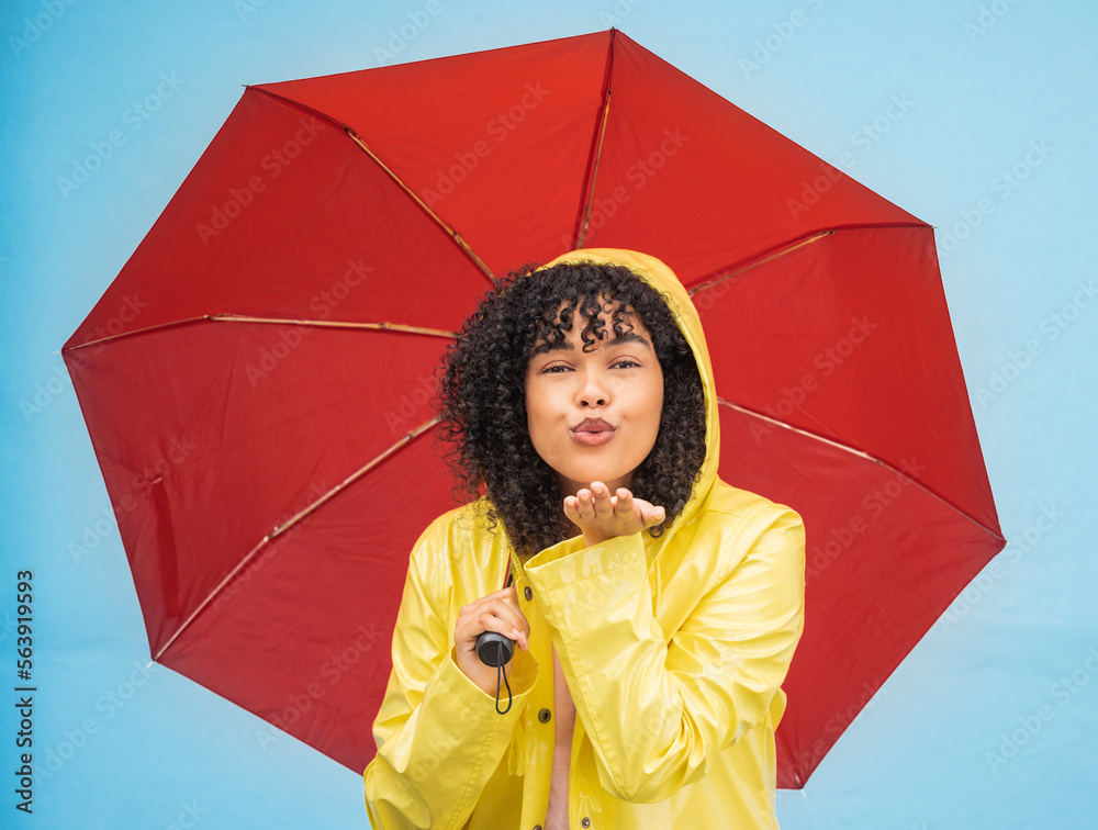 巴西城市爱情或孤立蓝色背景下的女人、肖像或飞吻和雨伞