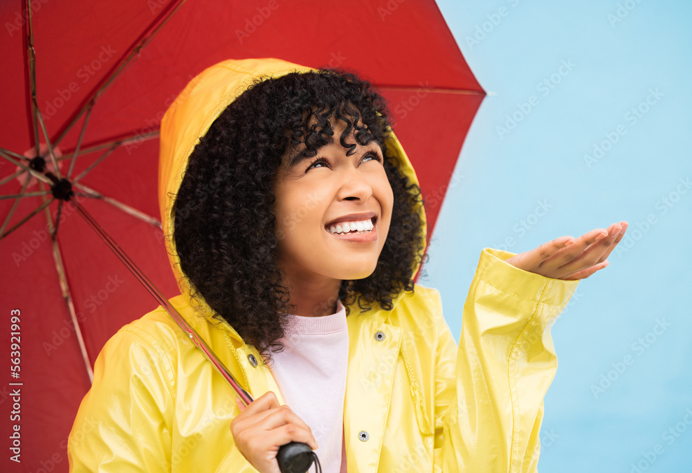 巴西城市的黑人妇女、雨伞或手在孤立的蓝色背景下淋雨。人，种马