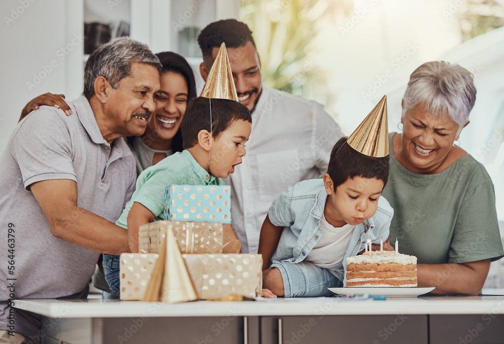 生日、庆祝活动和双胞胎孩子与家人在派对上吹蛋糕上的蜡烛。哈