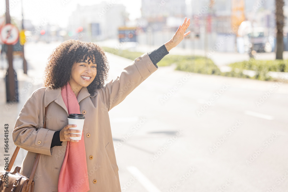 在城市的户外，与一位黑人女性打电话或叫出租车，一起打车、喝咖啡和通勤。