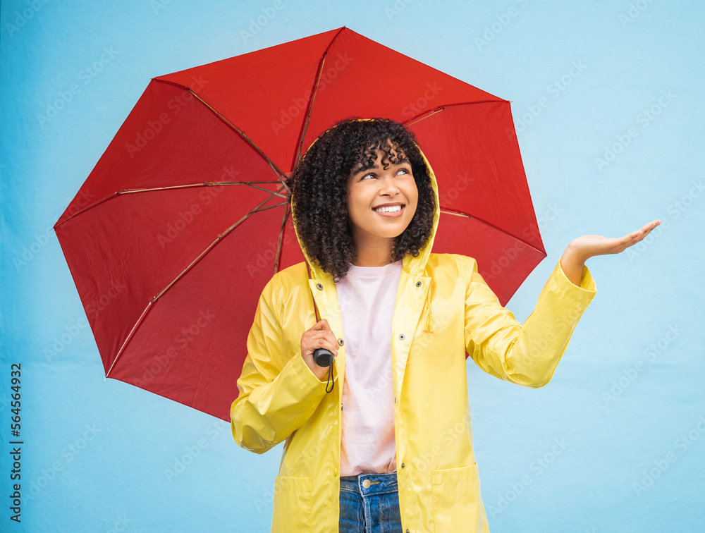 在城市里旅行，下雨和带伞的女人，在墙背景下享受乐趣和独自旅行。天气