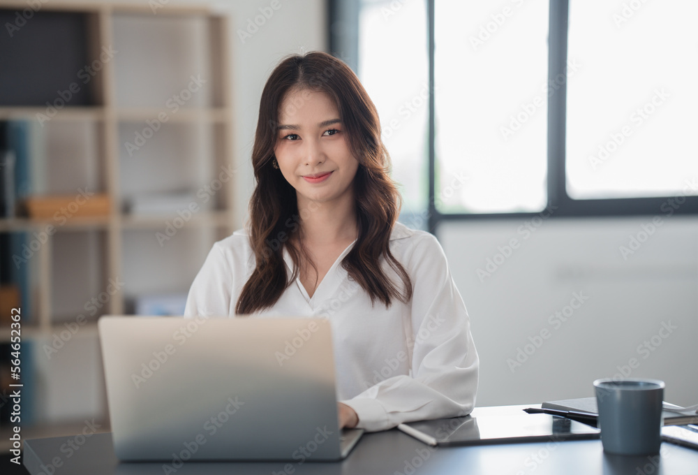 年轻漂亮的女商人在现代化的办公室里进行她的项目。