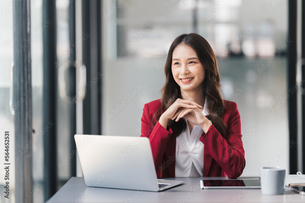 年轻漂亮的女商人在现代化的办公室里完成她的项目。