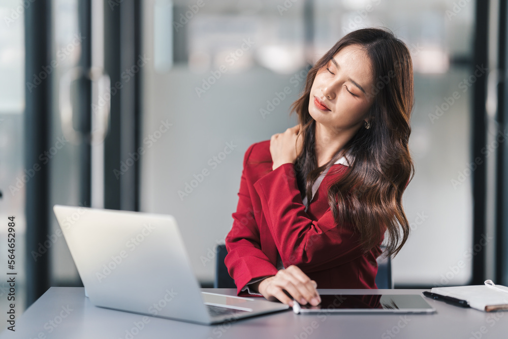 劳累过度的年轻女商人在漫长的一天后感到不适。