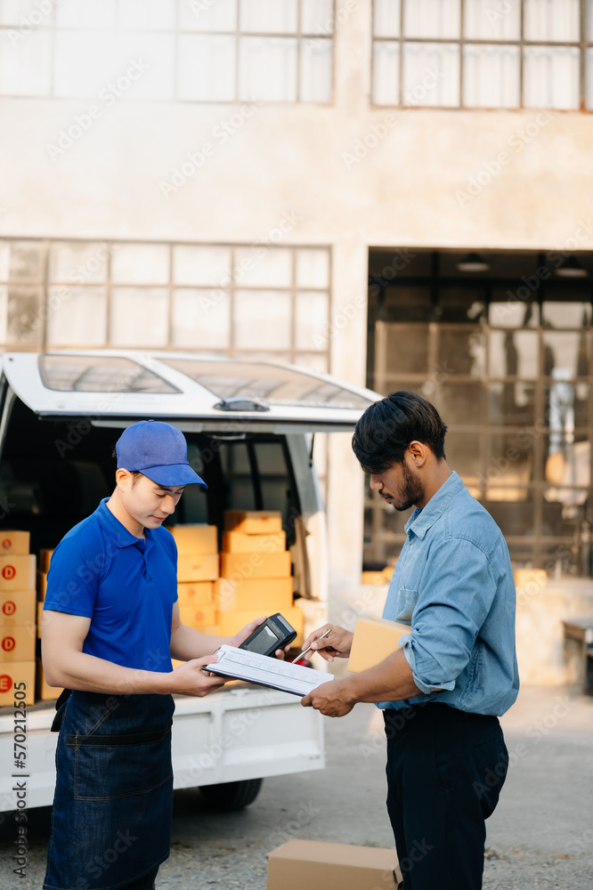 Parcel delivery with good depth of field. Friendly worker with high quality.