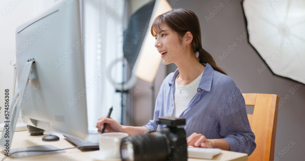 Photographer examine photo