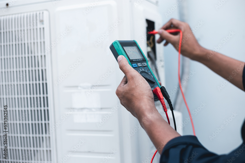 Air conditioner technicians use a multimeter to check electricity and Part of the preparation to ins