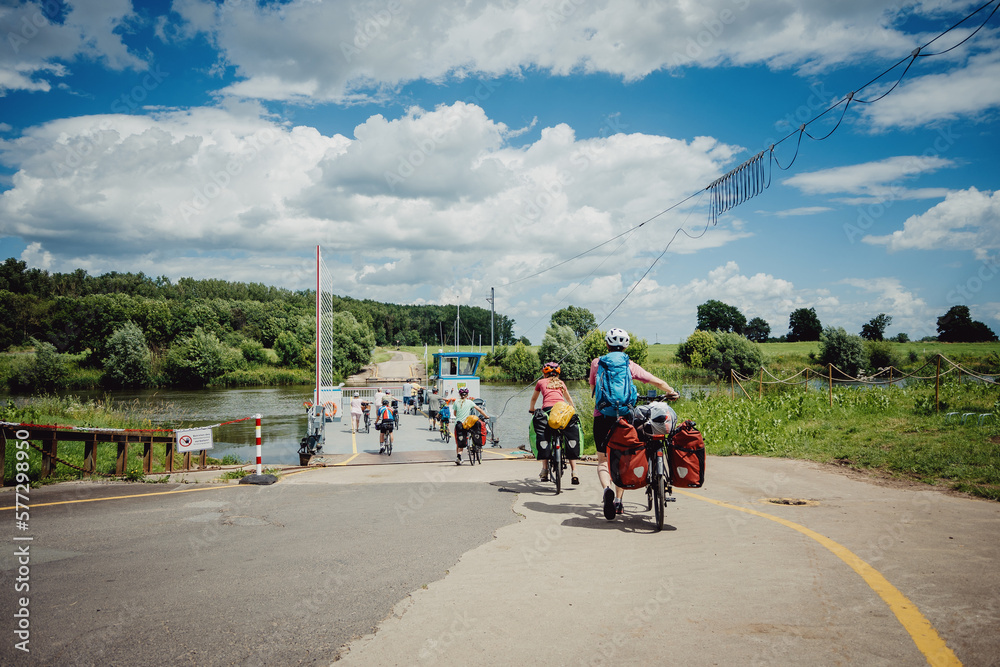 Familie auf einer Fahrradtour durch Niedersachsen fährt auf eine Fähre über die Weser, Deutschland