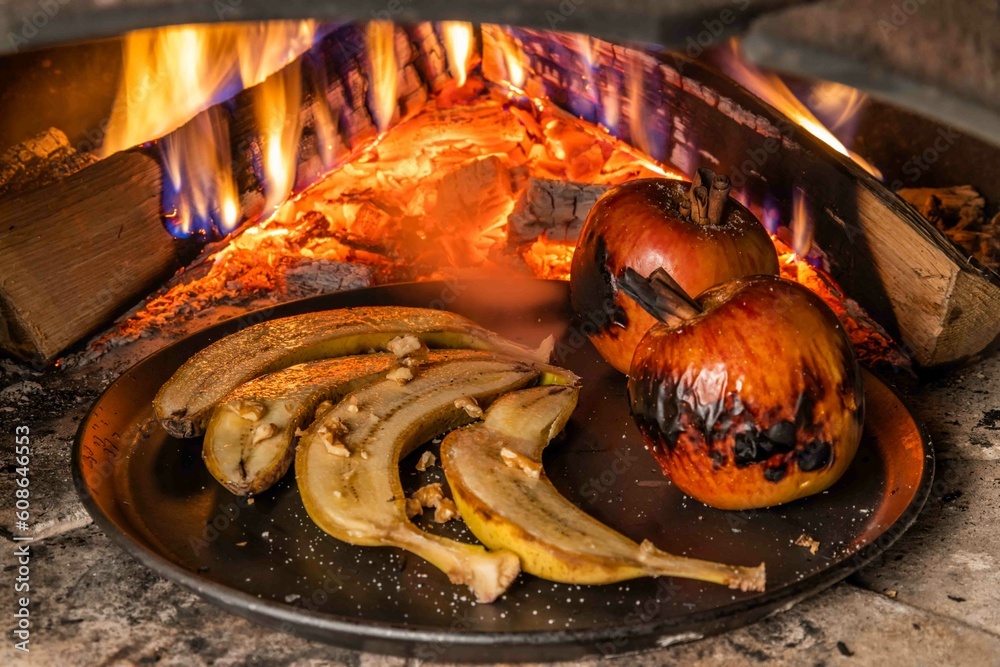 キャンプで料理　food using a bonfire at the campsite