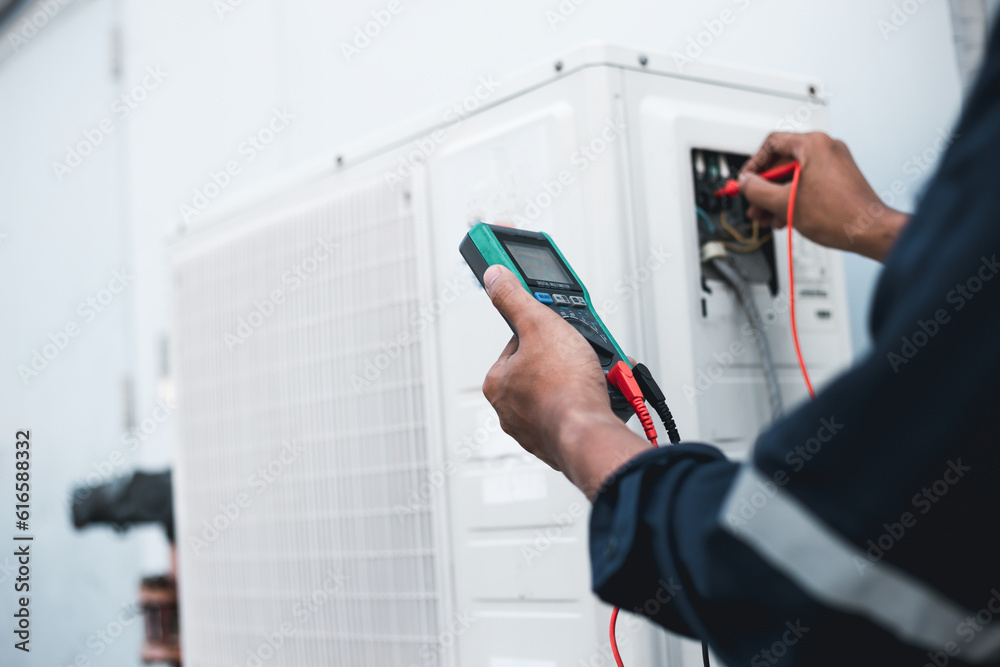 Air conditioner technicians use a multimeter to check electricity and Part of the preparation to ins