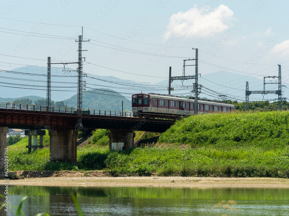 大和川を渡る近鉄道明寺線の電車